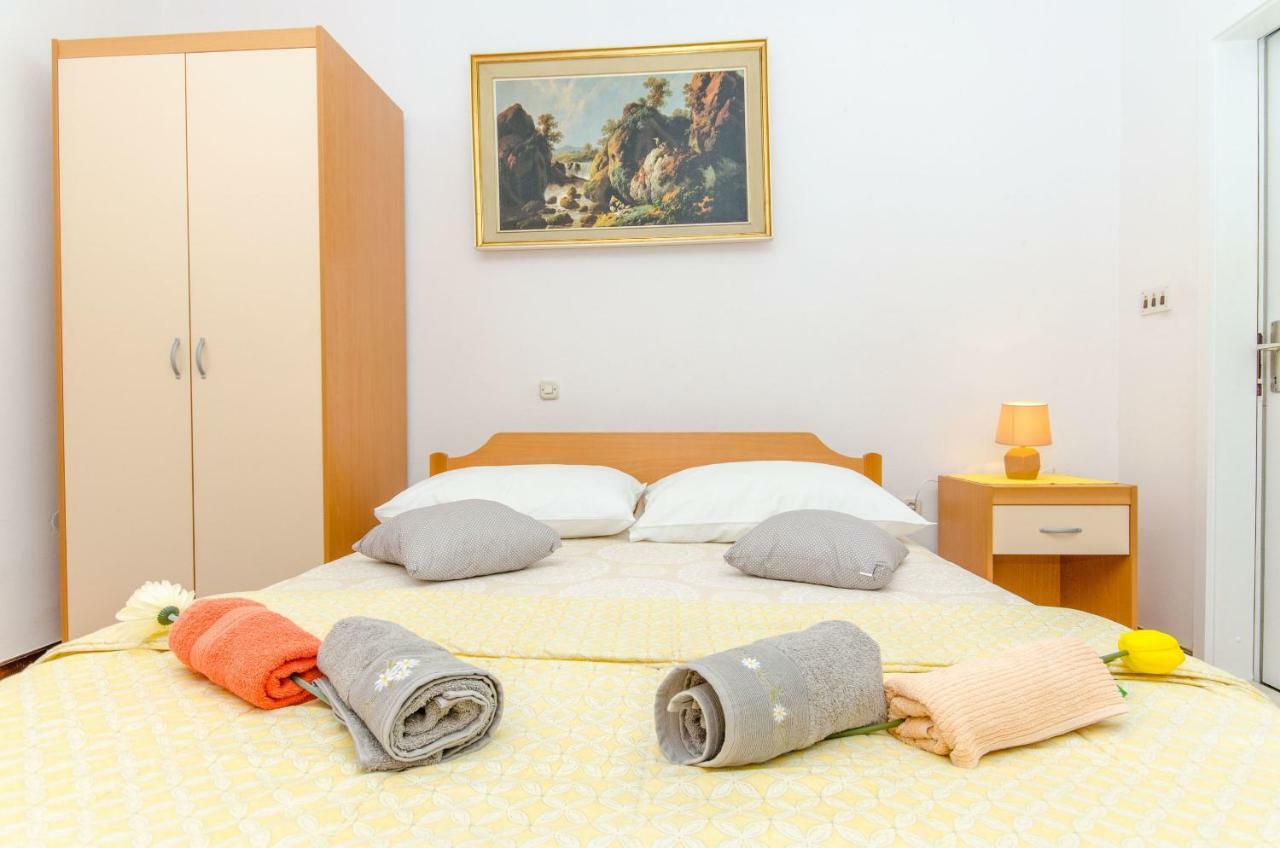 Apartments And Room Sun & Sea 포드고라 외부 사진