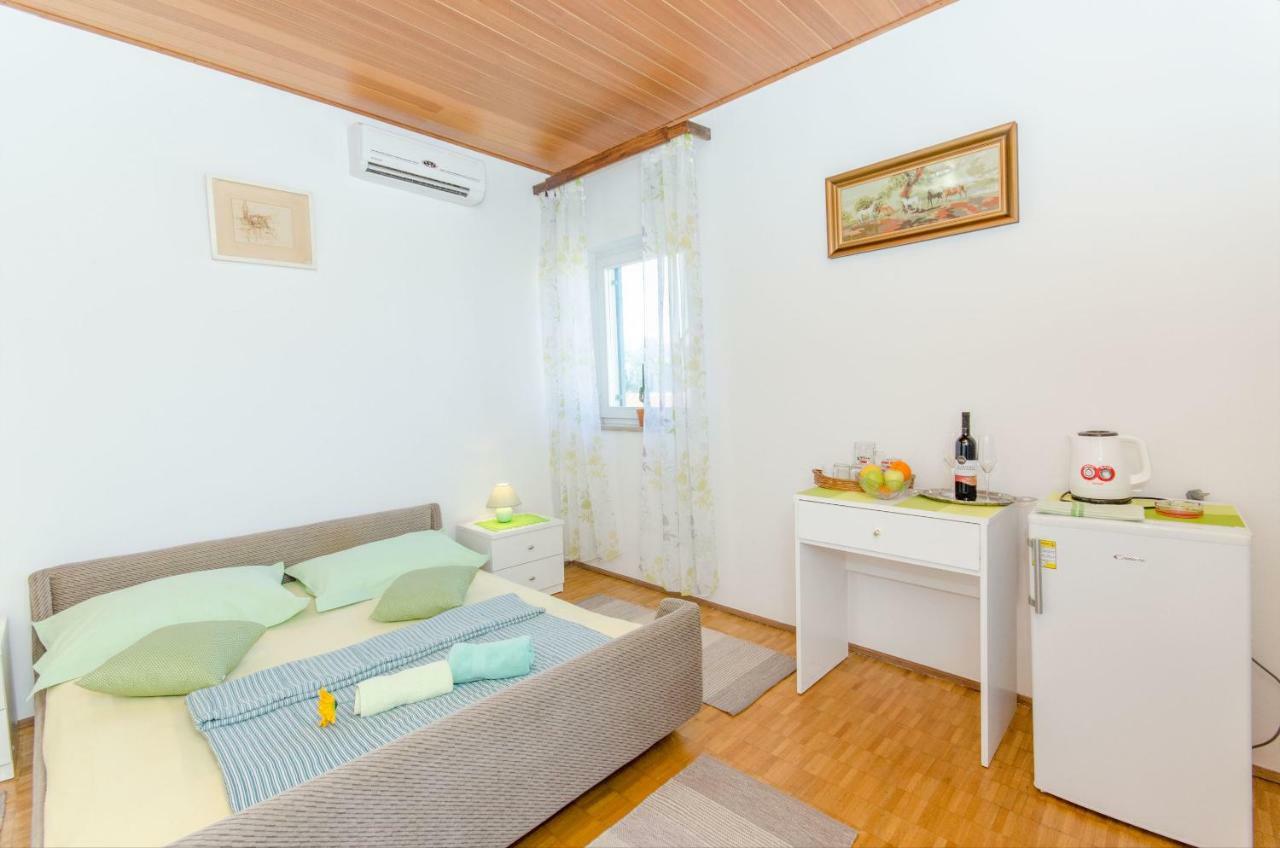 Apartments And Room Sun & Sea 포드고라 외부 사진